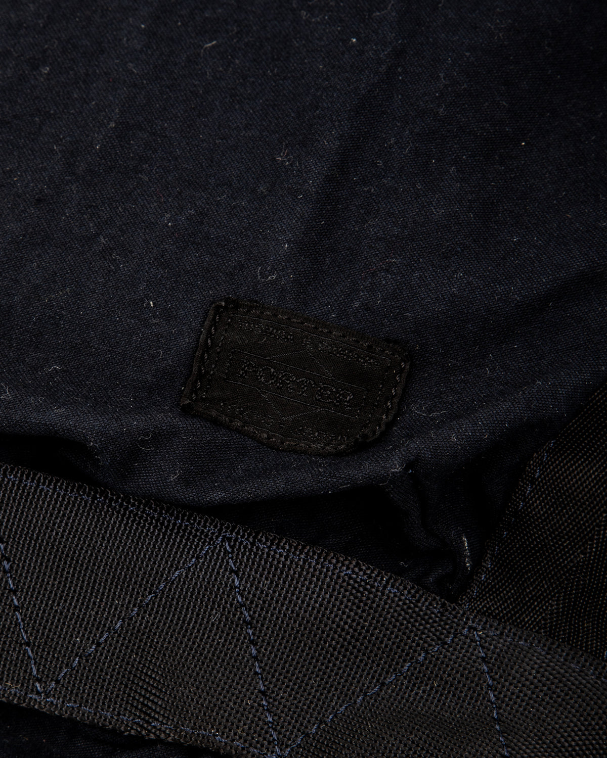 Crag Shoulder Bag (L) - Navy