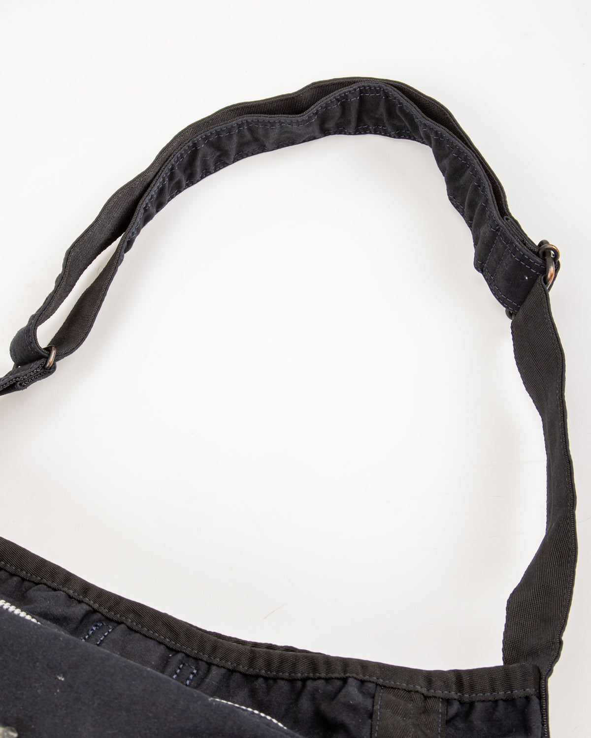 Crag Shoulder Bag (L) - Navy